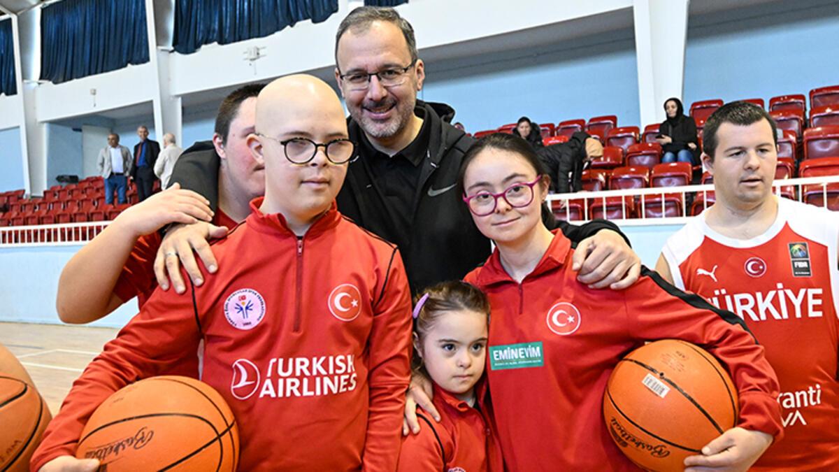 Bakan Kasapoğlu down sendromlu ulusal atletler ile basketbol oynadı