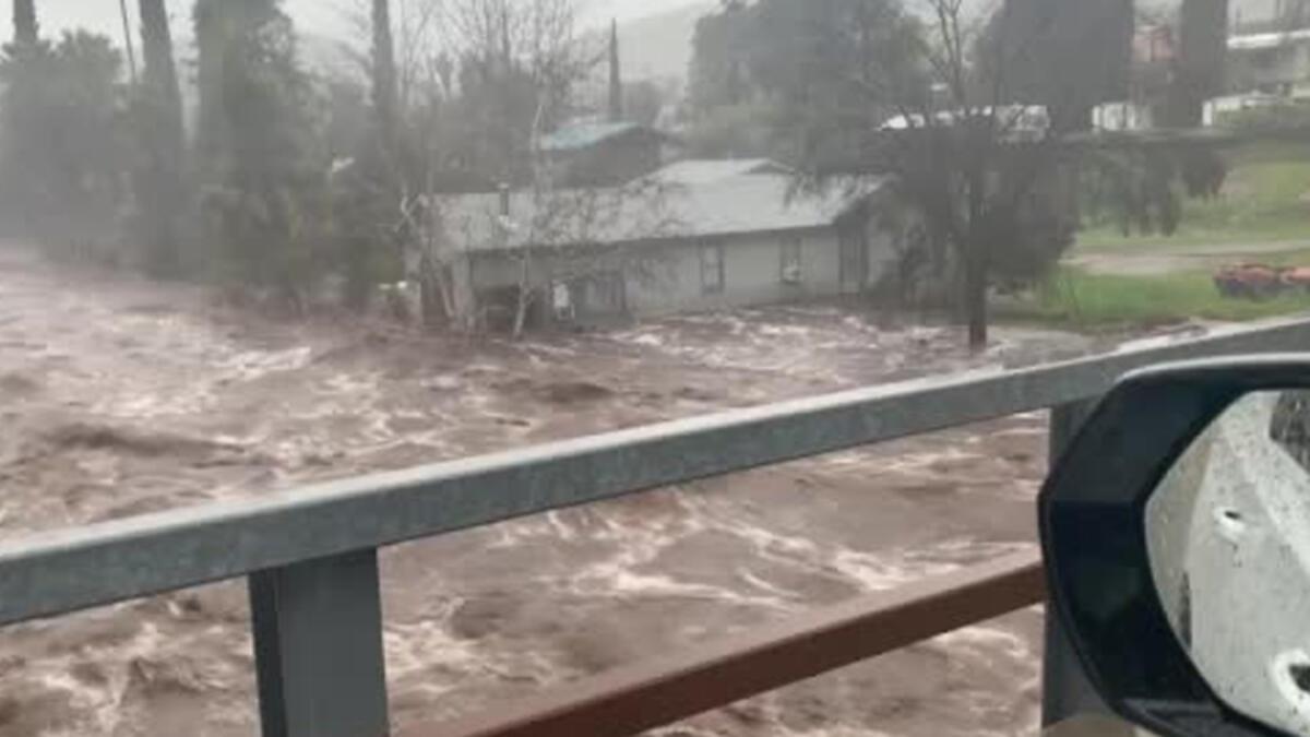California’yı şiddetli yağış ve fırtına vurdu: 2 meyyit