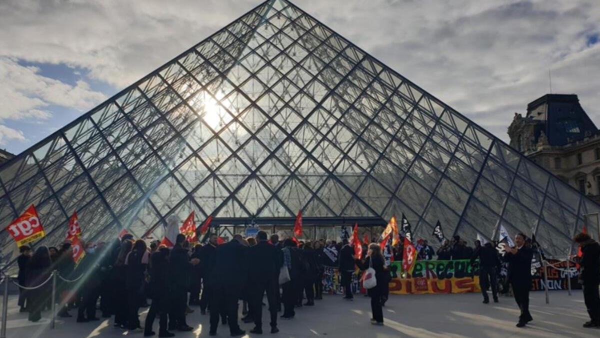 Fransa'da protestocular Louvre Müzesi'nin girişini kapattı