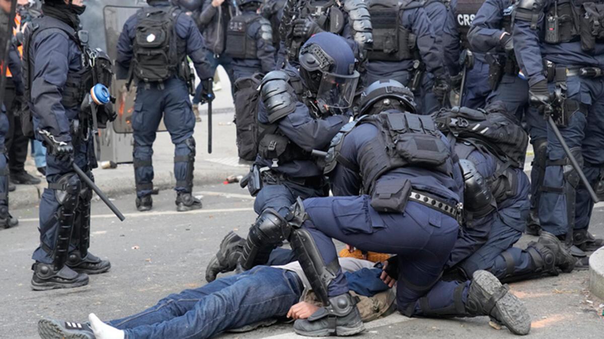 Fransız polisinden protestoculara copla orantısız güç