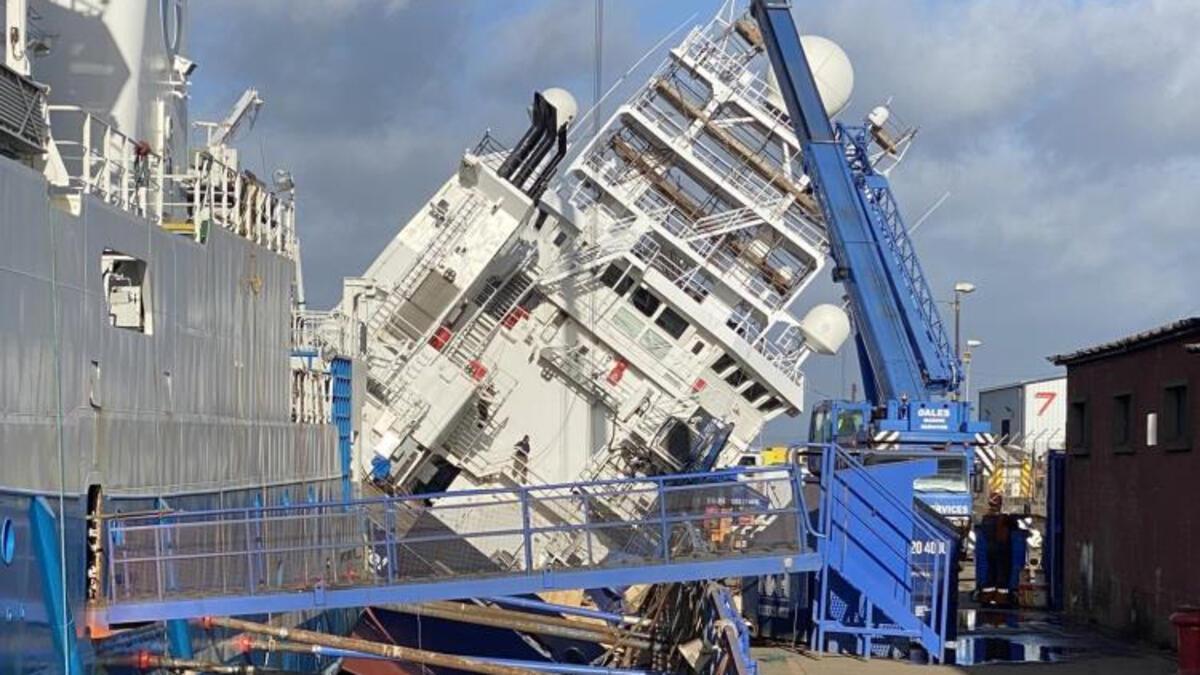 İskoçya’da tersanedeki gemi yan yattı: 25 yaralı