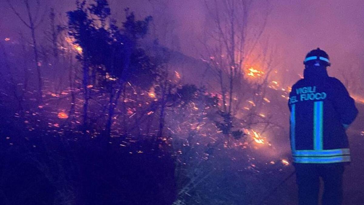 İtalya’daki orman yangınında alevler konutlara yaklaştı