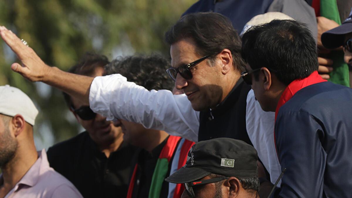 Pakistan’ın eski Başbakanı Khan hakkında iki tutuklama buyruğu çıkarıldı