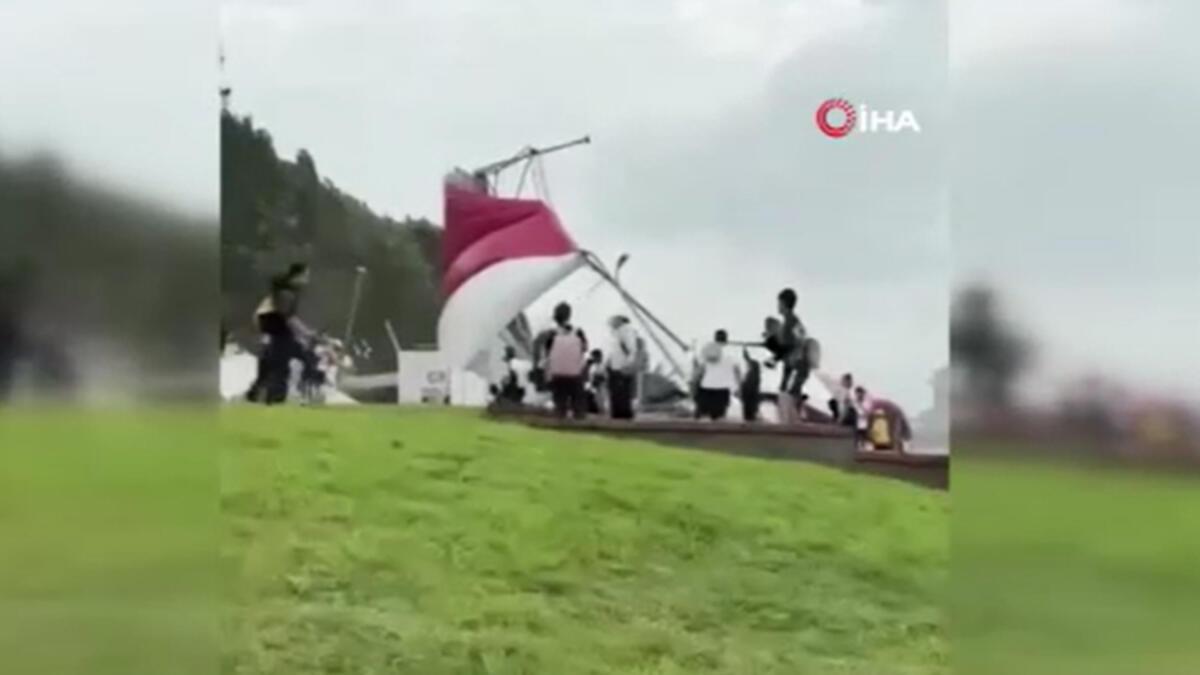 Tayvan’da şiddetli rüzgara kapılan dev çadır uçtu: 1 yaralı
