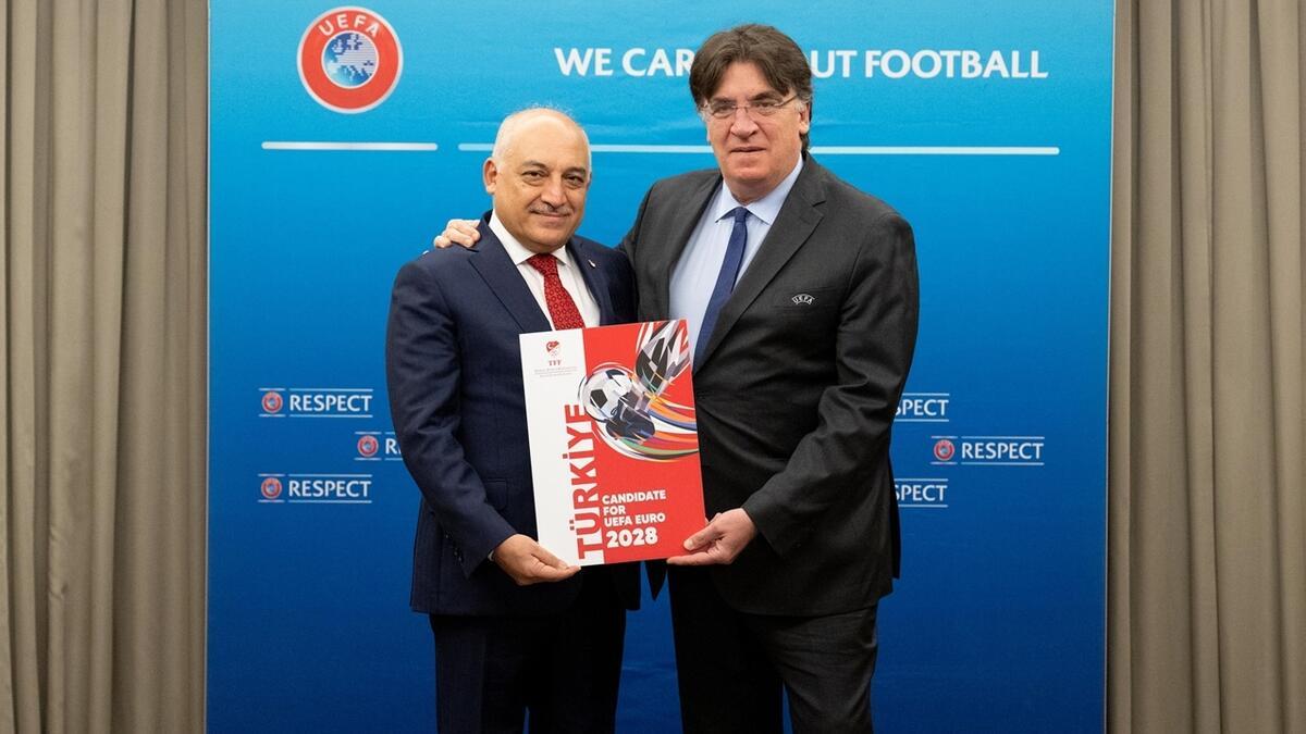 EURO 2028 ve EURO 2032 adaylık belgesi, UEFA’ya teslim edildi