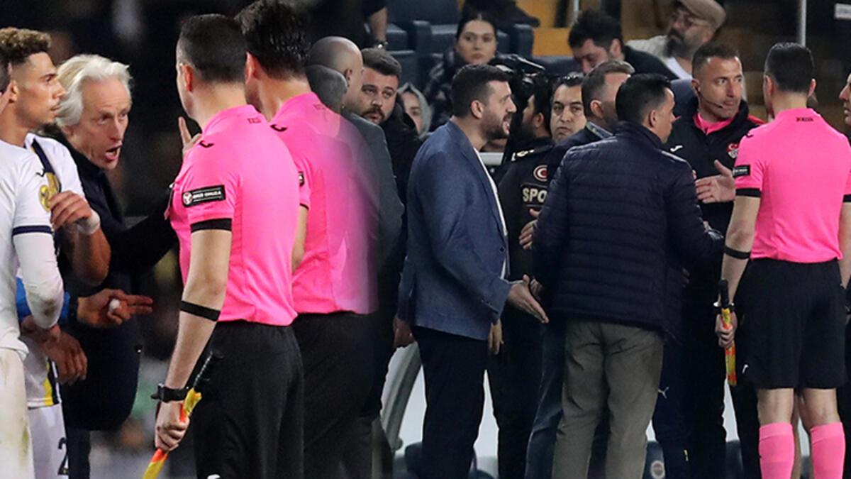 Fenerbahçe'de Jorge Jesus ve yöneticilerden hakeme tepki! Devre ortasında...