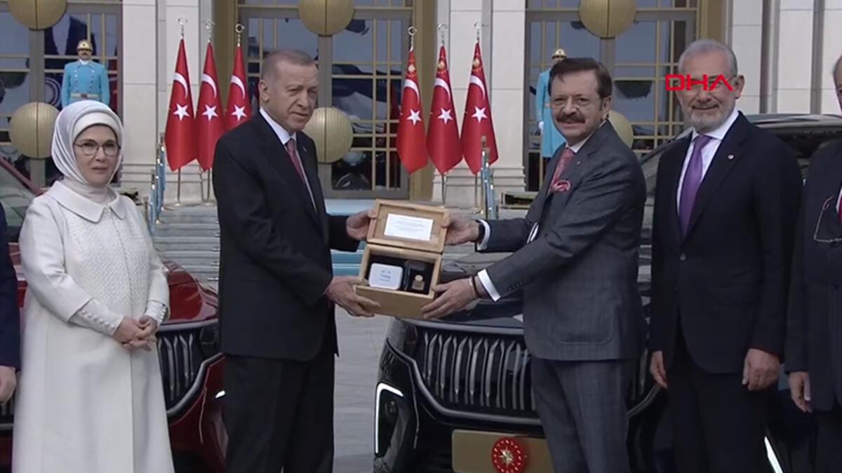 Son dakika... Cumhurbaşkanı Erdoğan ve Emine Erdoğan Togg'u teslim aldı