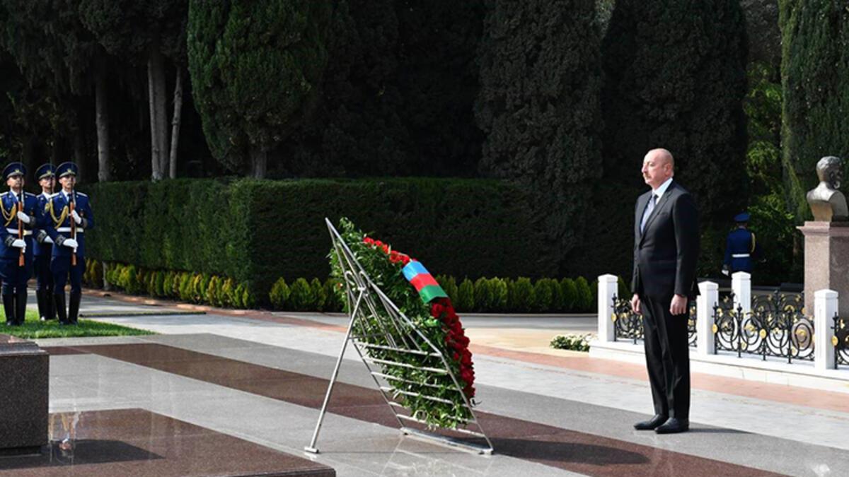 Azerbaycan Cumhurbaşkanı İlham Aliyev merhum Cumhurbaşkanı Haydar Aliyev’i mezarı başında andı