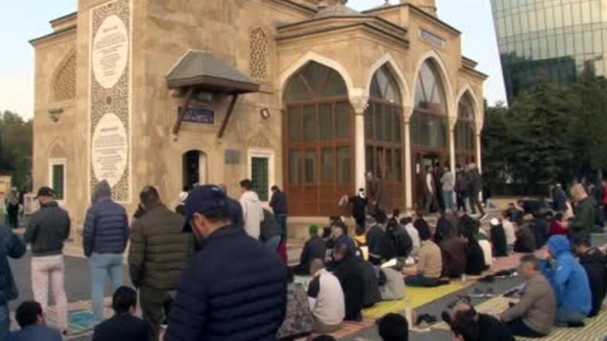 Azerbaycanlı Müslümanlar bayram namazında Şehitlik Camii'ni doldurdu