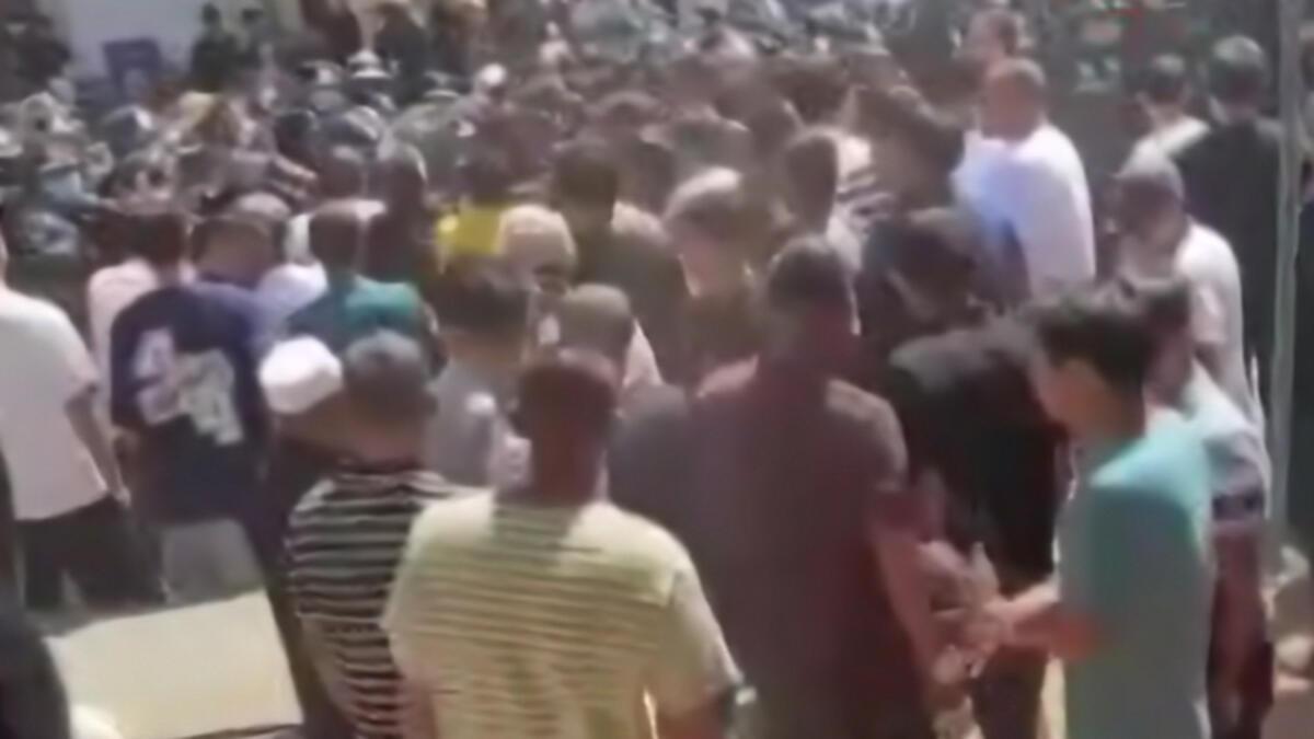 Çin’de caminin yıkılma tezi Müslümanları sokaklara döktü