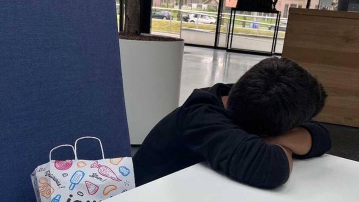 Depremzede olduğunu söyleyen 5 yaşındaki Türk çocuk Hollanda'da tek başına bulundu