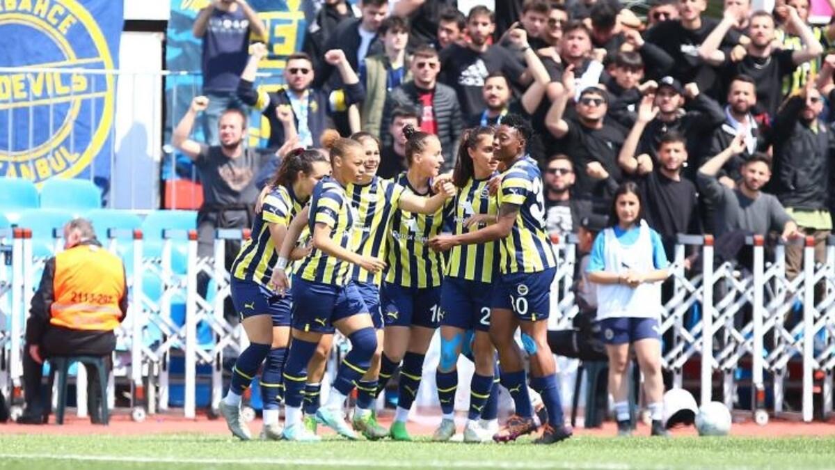 Fenerbahçe Bayan Futbol Kadrosu, Galatasaray'ı 2-0 yendi! Final için avantaj...