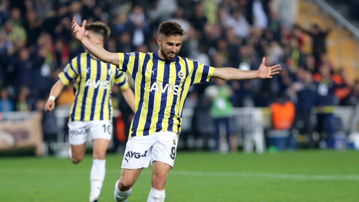 Fenerbahçe-Trabzonspor maçında Diego Rossi'ye evvel ıslık sonra tepki!