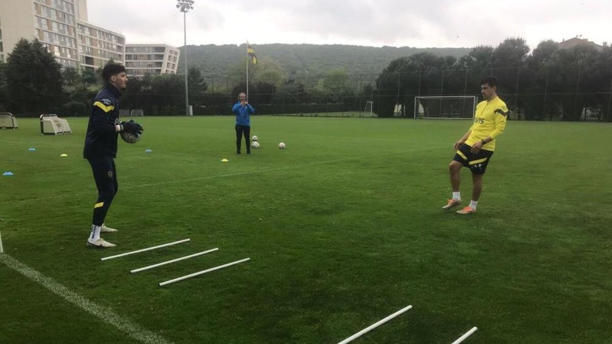 Fenerbahçe'de Altay Bayındır, saha çalışmalarına başladı