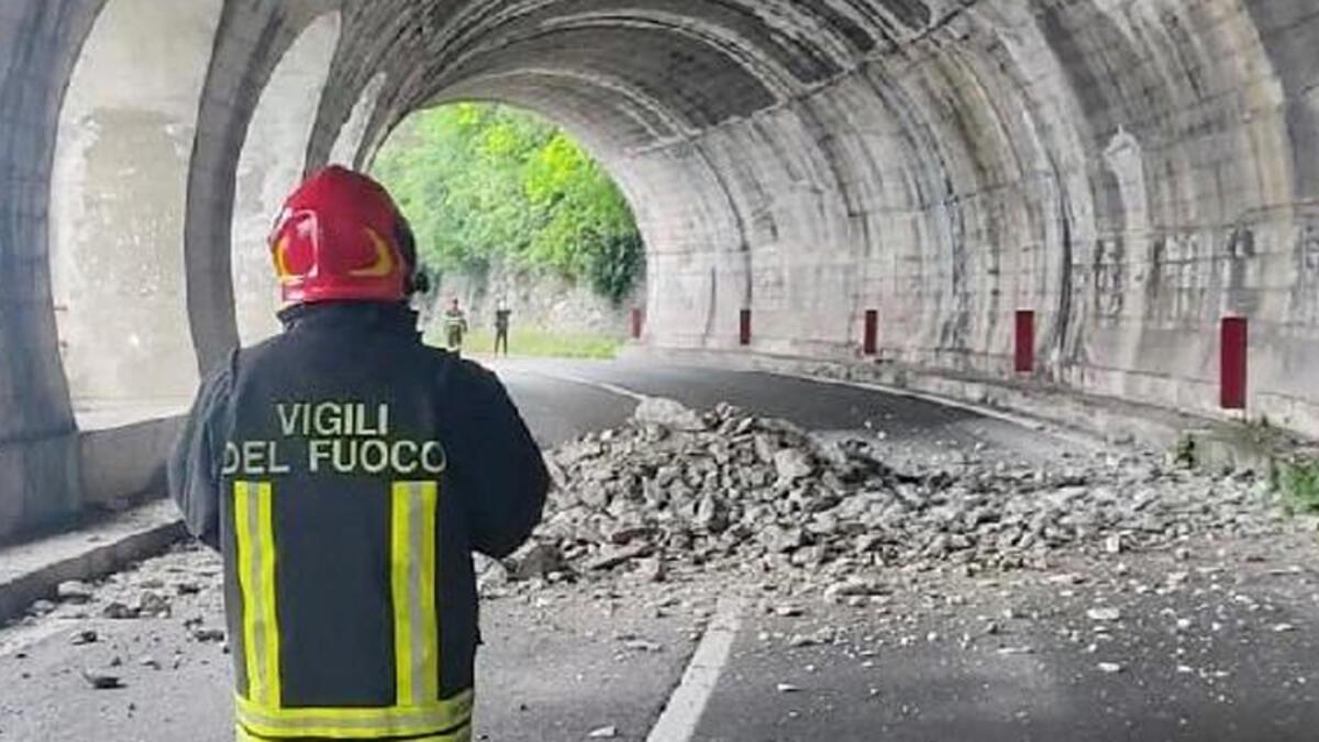 İtalya’da meydana gelen toprak kaymasında tünelin tavanı çöktü