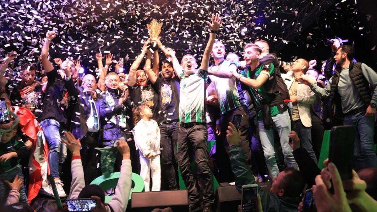 Kocaelispor binlerce taraftarıyla birlikte şampiyonluğu kutladı