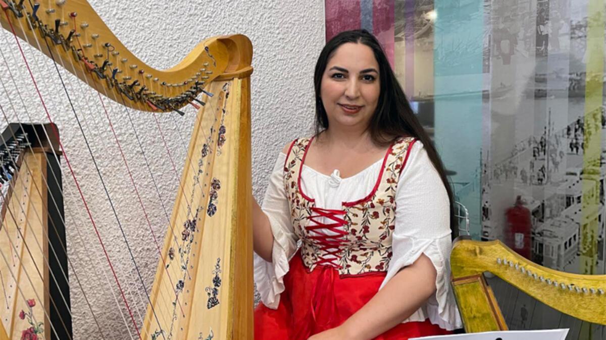 Müzisyen Zeynep Hikaye, hem çaldığı hem üretimini yaptığı arp ile dünyayı geziyor