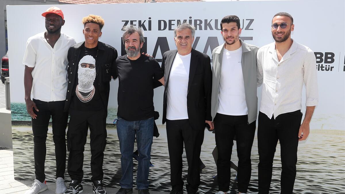 Şenol Güneş ve Beşiktaşlı futbolcular Zeki Demirkubuz'un standını gezdi