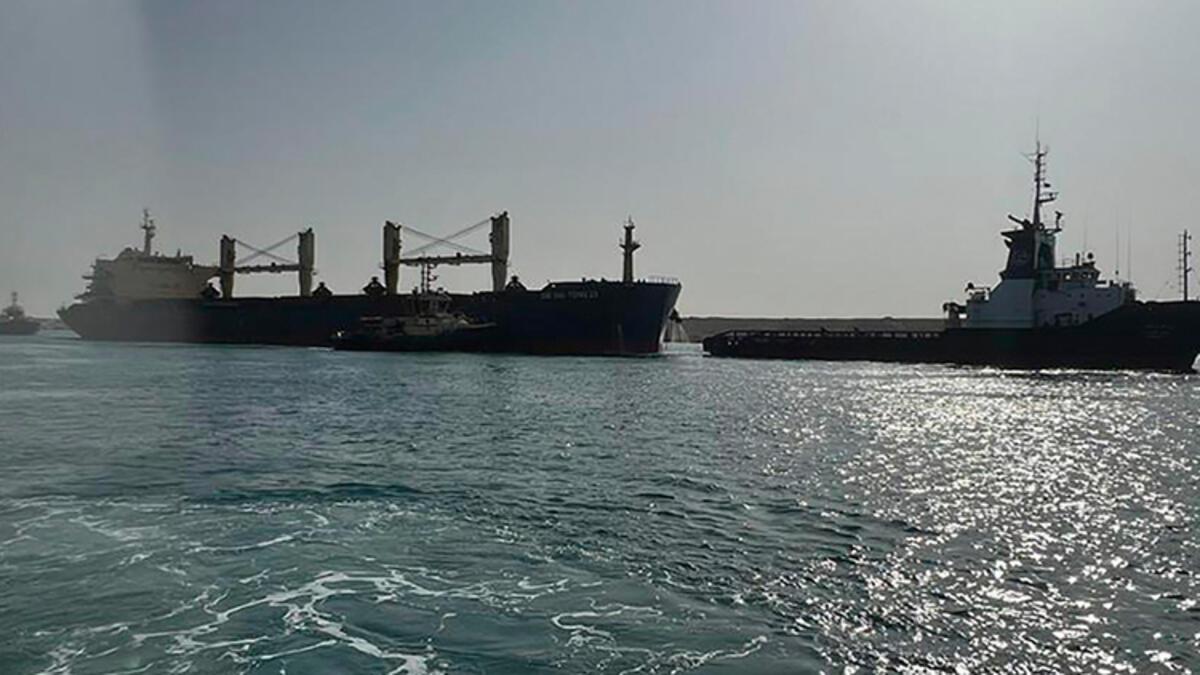 Süveyş Kanalı'nda karaya oturan yük gemisi 3,5 saat sonra kurtarıldı