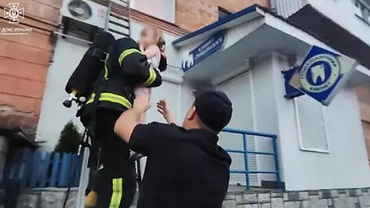 Ukrayna’da anne ve bebeği, yangından bu türlü kurtarıldı
