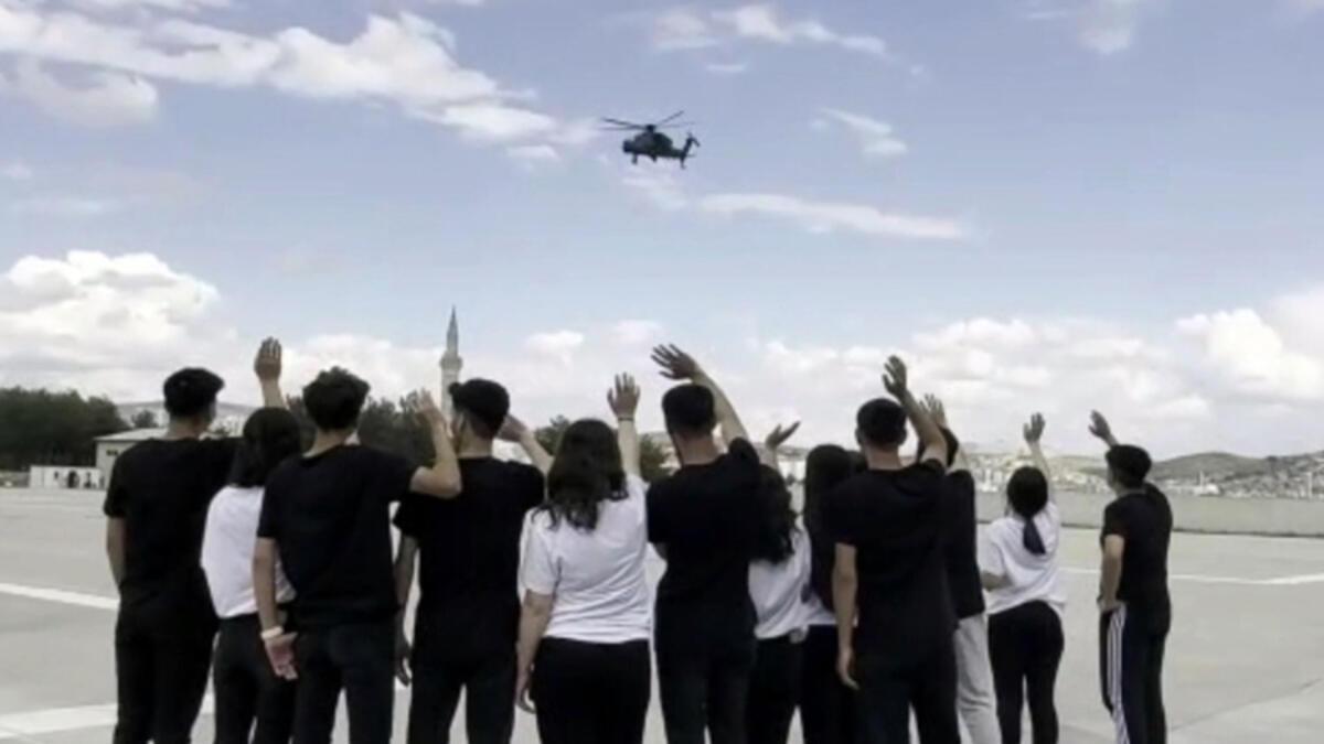 Yerli helikopter ATAK, öğrenciler için şov uçuşu yaptı