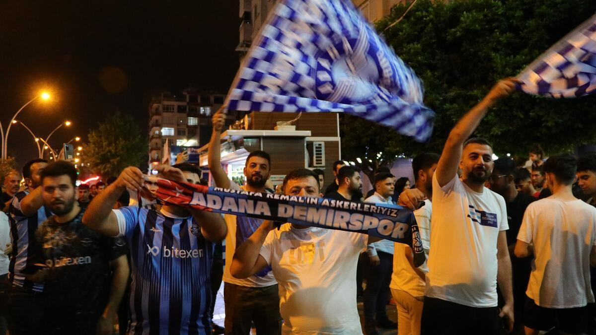 Adana Demirspor taraftarları, Avrupa’ya gidişi coşkuyla kutladı