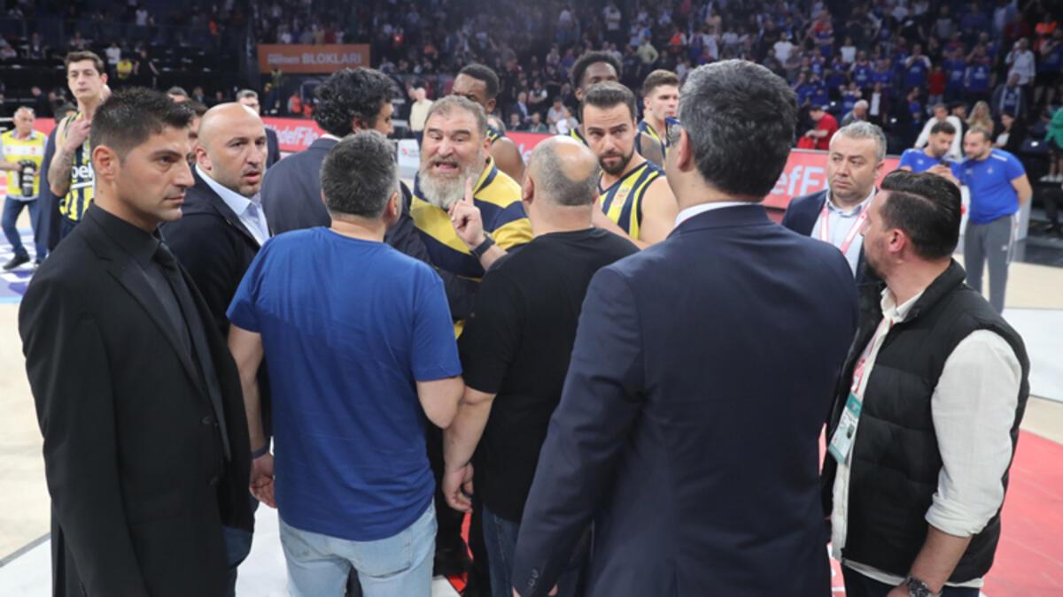 Anadolu Efes-Fenerbahçe Beko maçı sonrası gerginlik! Yöneticiden hakeme reaksiyon...