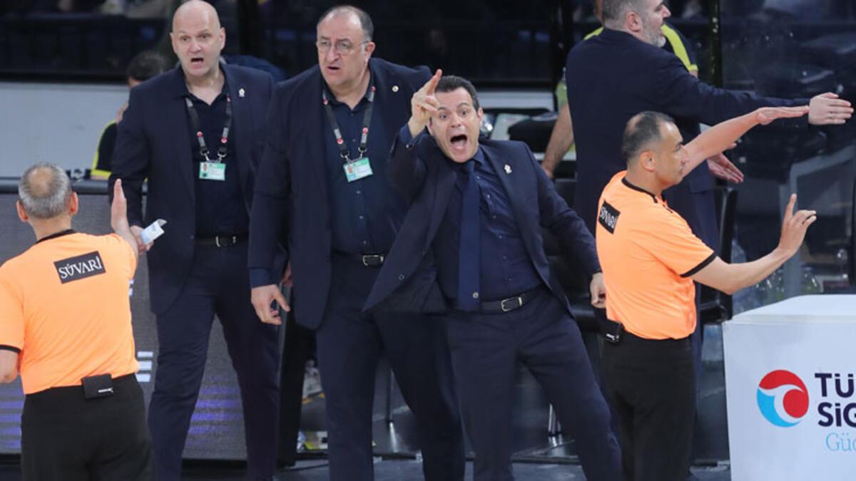 Anadolu Efes - Fenerbahçe Beko maçının hakemleri için TBF'den 'dinlendirme' kararı