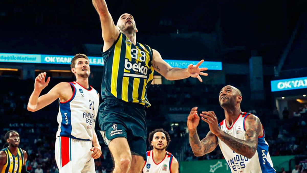 Anadolu Efes, Fenerbahçe Beko'yu yenip seride öne geçti