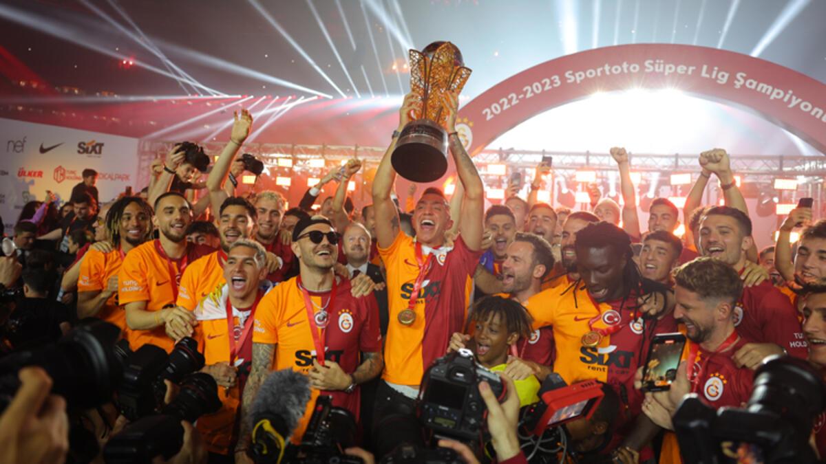 Galatasaray, Nef Stadı'nda kupayı kaldırdı! Şampiyonluk kutlamasında büyük coşku, ünlü isimler ve oyuncular...