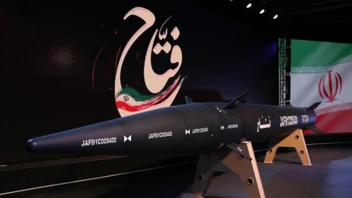 İran, birinci hipersonik balistik füzesi 'Fettah'ı tanıttı
