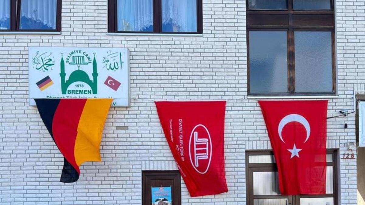 Mescitteki Türk bayrağına yakışıksız atak