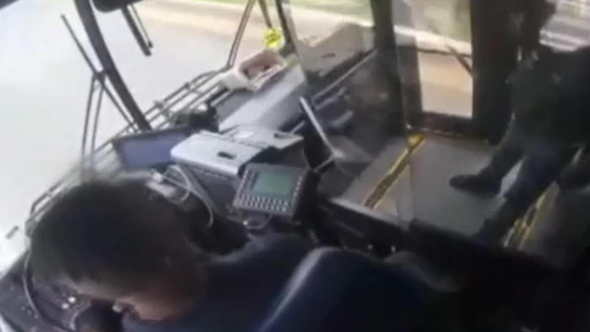 Otobüs sürücüsü silahlı yolcuya kurşun yağdırdı