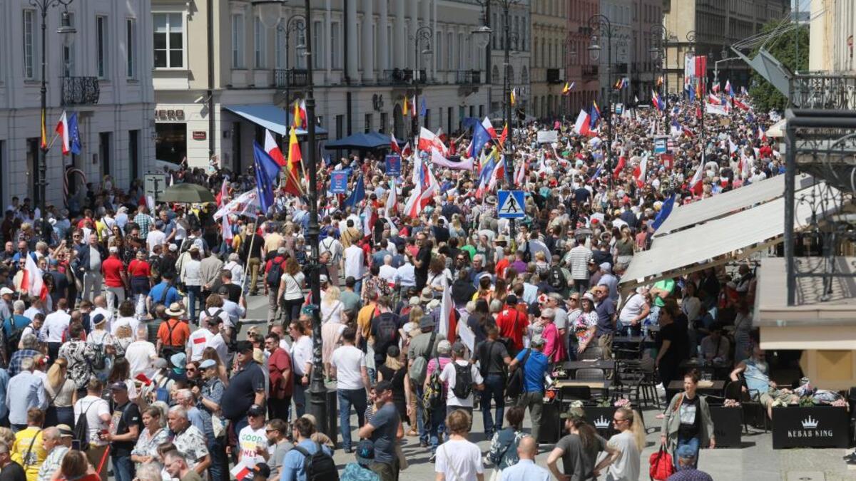 Polonya'da binlerce şahıstan hükümet aykırısı protesto