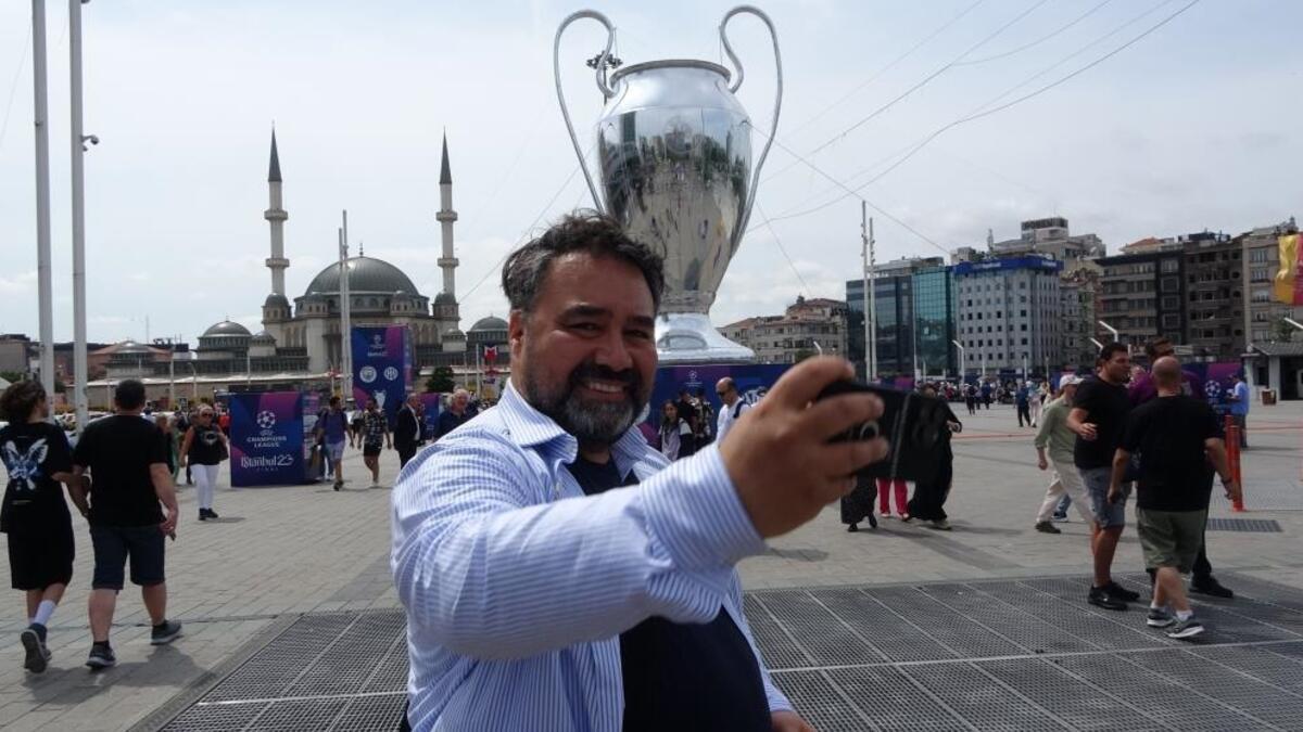 Taksim Meydanı’na getirilen dev UEFA Şampiyonlar Ligi kupası maketine ağır ilgi