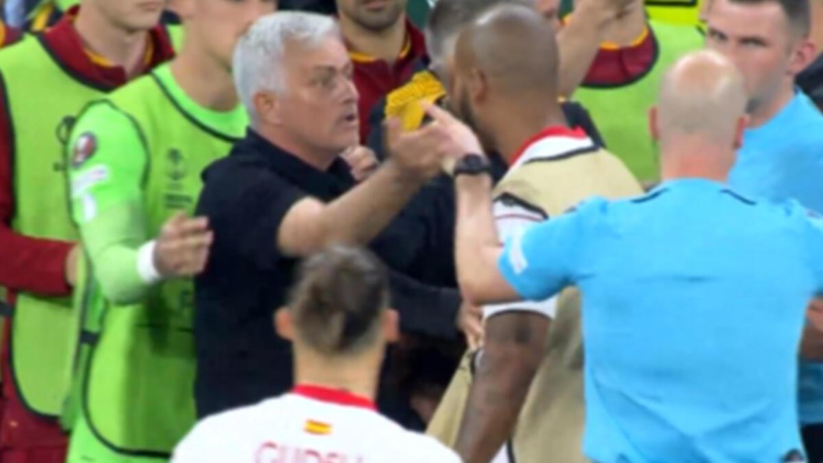 UEFA Avrupa Ligi'nde Sevilla - Roma finalinde Jose Mourinho çılgına döndü! Evvel Marcao ile tartıştı daha sonra otoparkta hakem Anthony Taylor'ı bekledi ve...