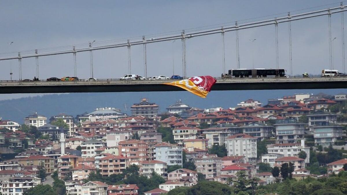Üstün Lig şampiyonu Galatasaray’ın bayrakları İstanbul Boğazı’nda dalgalanıyor