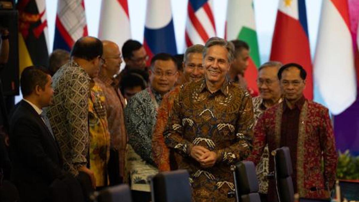 Dışişleri bakanlarının klâsik Endonezya gömleklerine büründü, ortaya renkli imgeler çıktı!