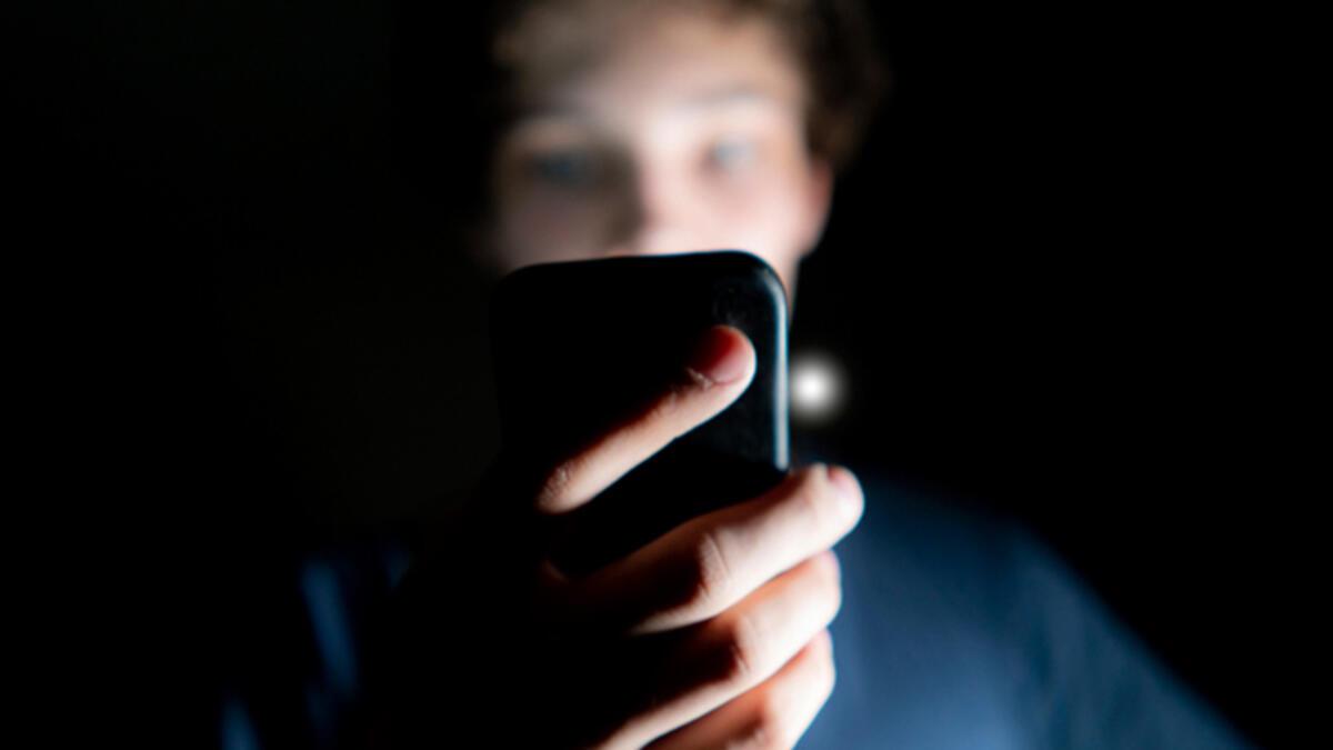Gençleri ve teknoloji firmalarını kızdıran plan! Akıllı telefonlara önemli kısıtlama: Akşam 10'dan sabah 6'ya kadar internet kullanamayacaklar