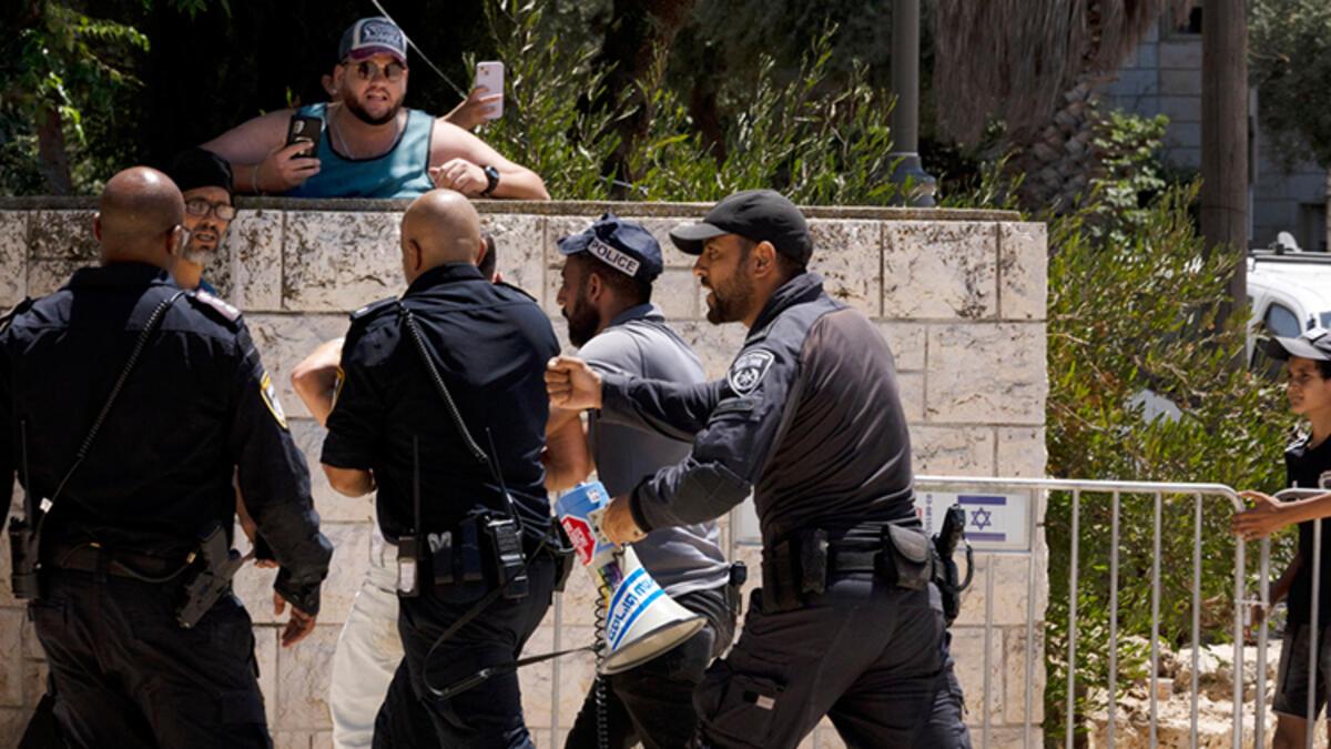 İsrail güçleri, Mescid-i Aksa’da Filistinlilere saldırdı: Yaralılar var...