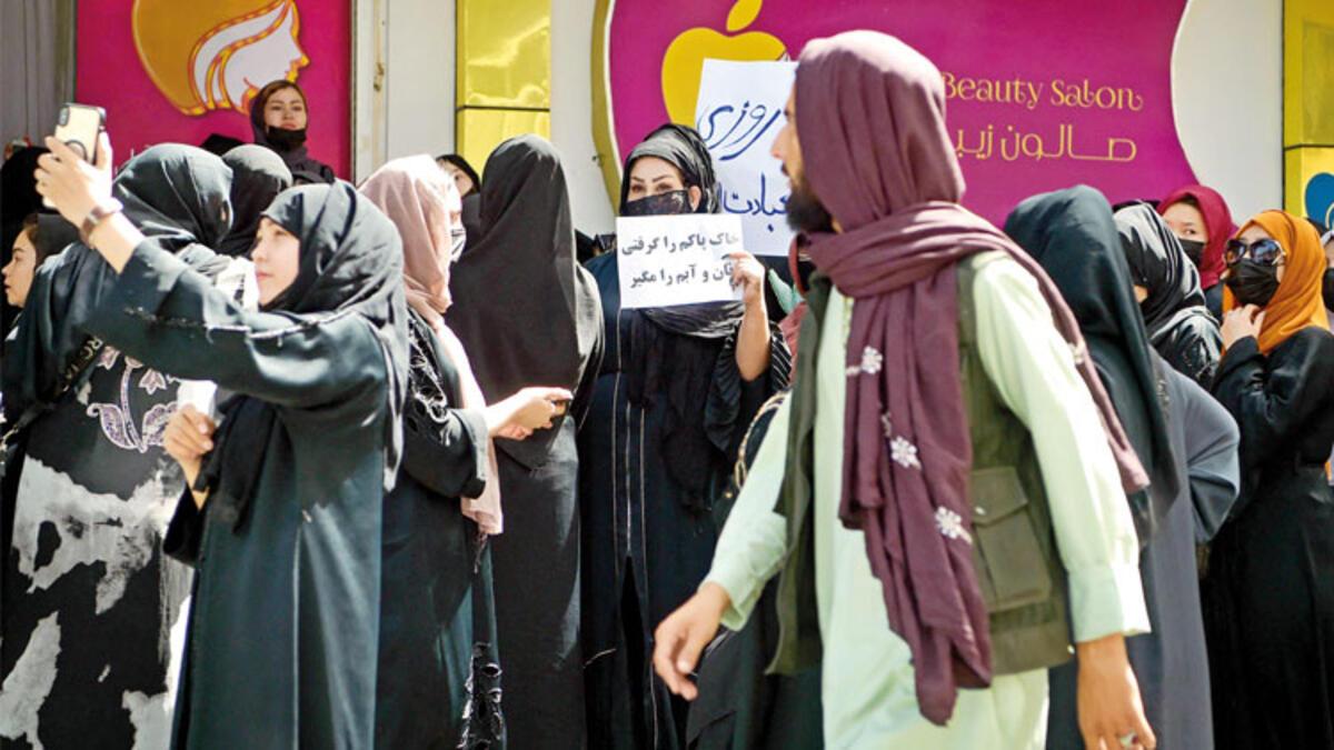 Taliban müdahale etti: Afgan bayanlar hoşluk için sokağa çıktı
