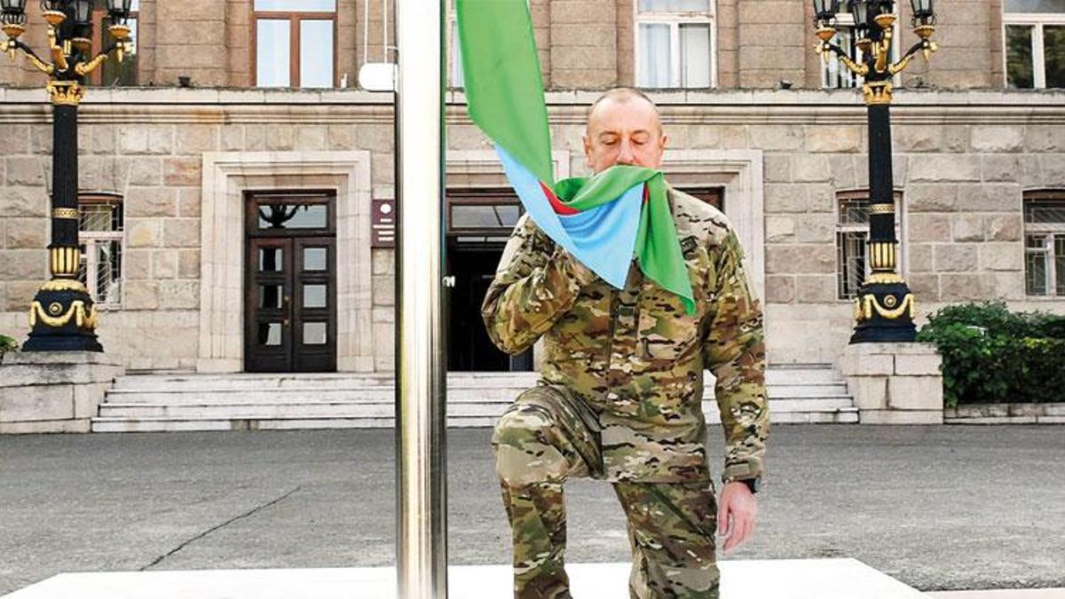 Azerbaycan bayrağı Hocalı ve Hankendi’de göndere çekildi