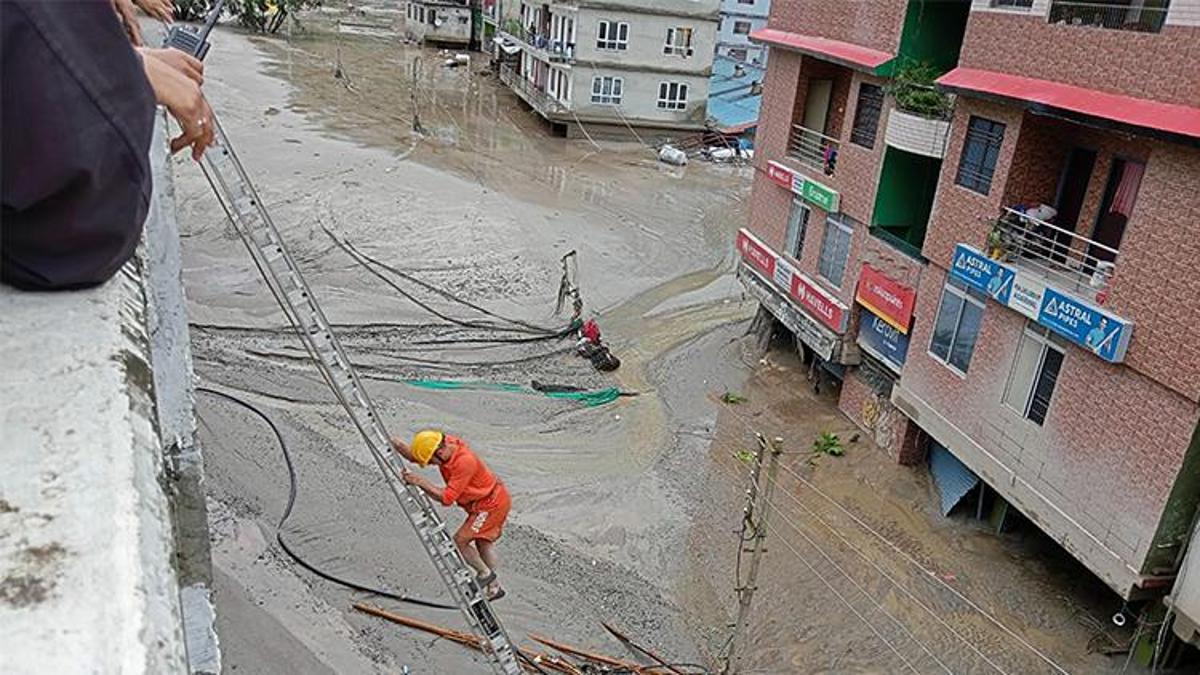 Hindistan’da acı bilanço... Sel felaketinde meyyit sayısı 14’e yükseldi