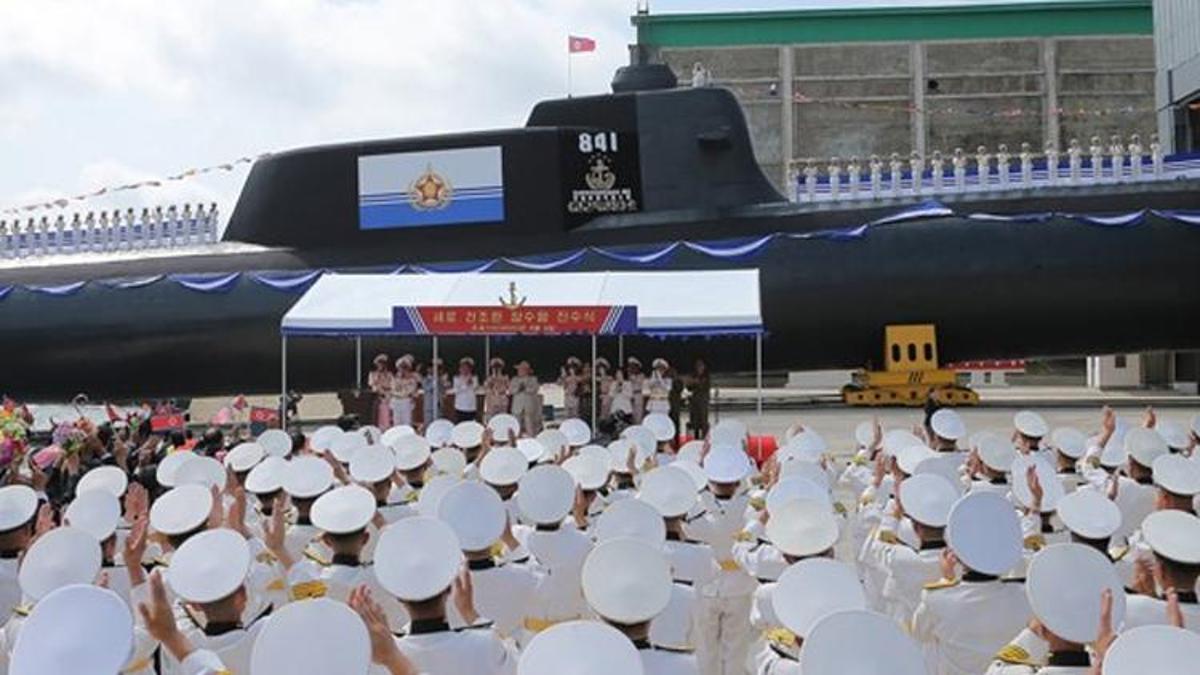Kuzey Kore'den gövde gösterisi! Birinci taktik nükleer denizaltısı tanıtıldı...