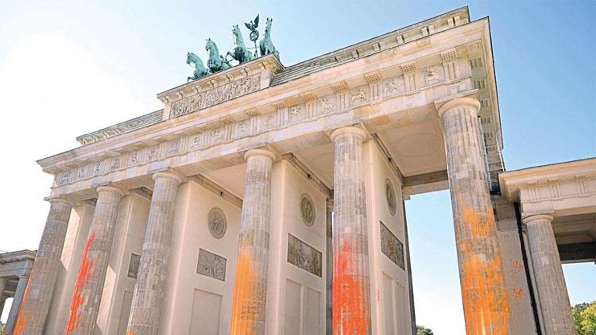 Tarihi kapıya atak: Brandenburg’u turuncuya boyadılar