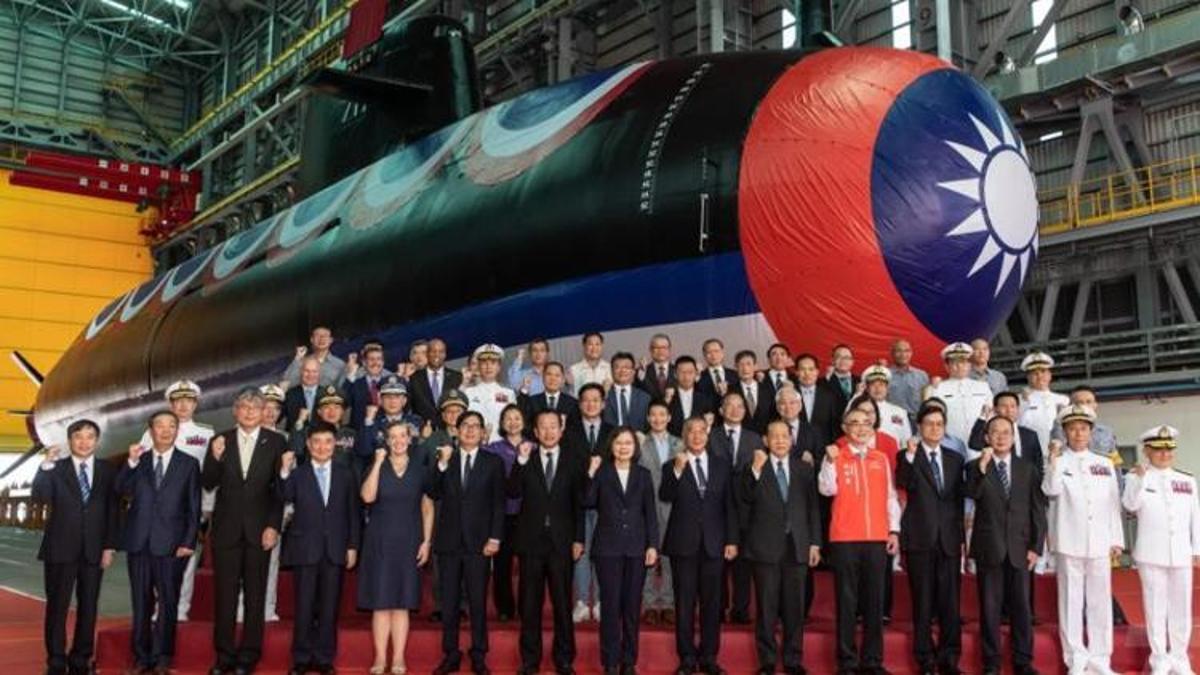 Tayvan Çin'i kızdıracak...İlk yerli denizaltı prototipi suya indi