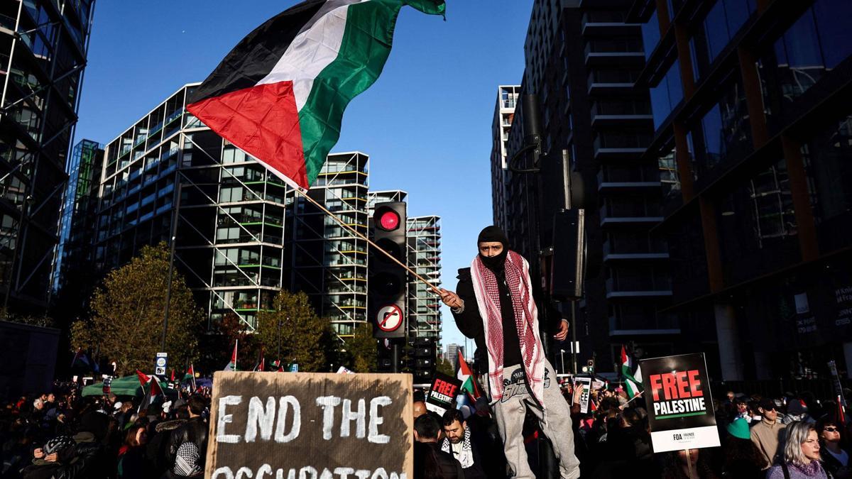 İngiltere’de dev Gazze yürüyüşü! 300 bin kişi “ateşkes” için yürüdü