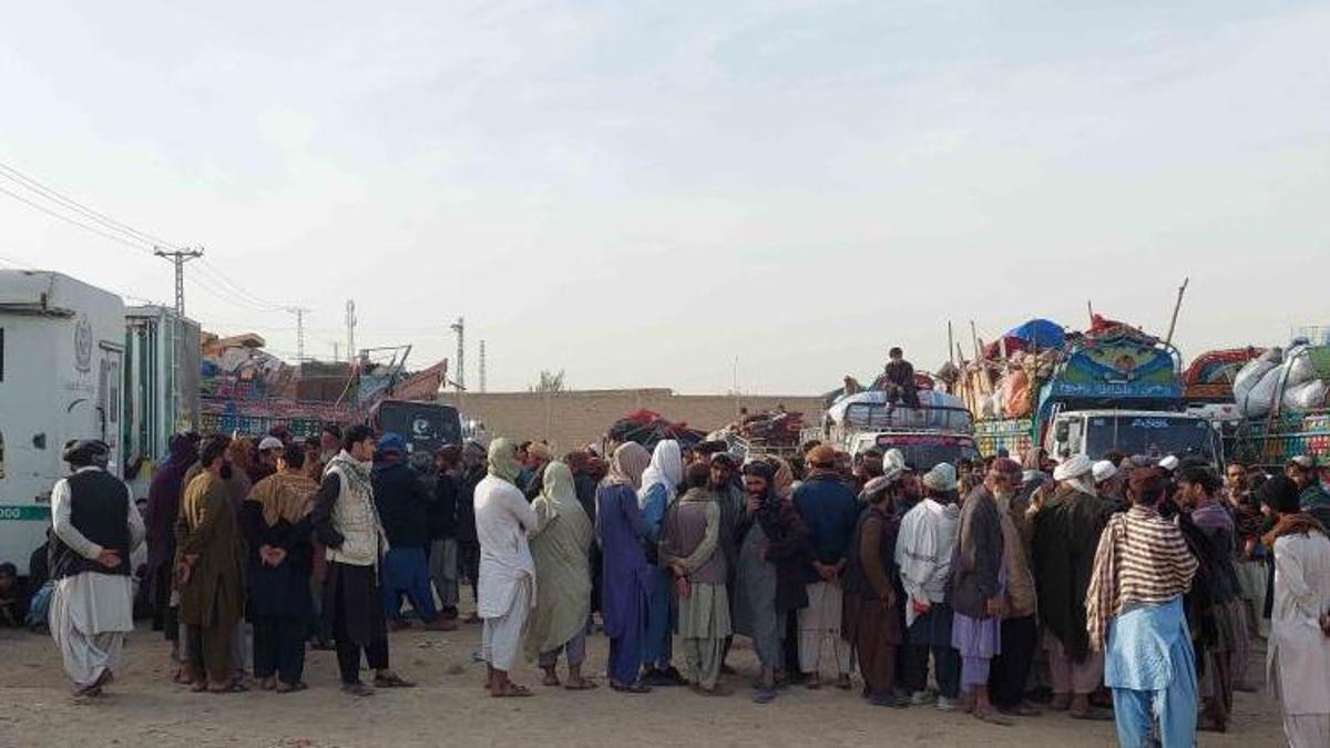 Müddet sona erdi, Pakistan’daki binlerce Afgan mülteci ülkesine dönüyor